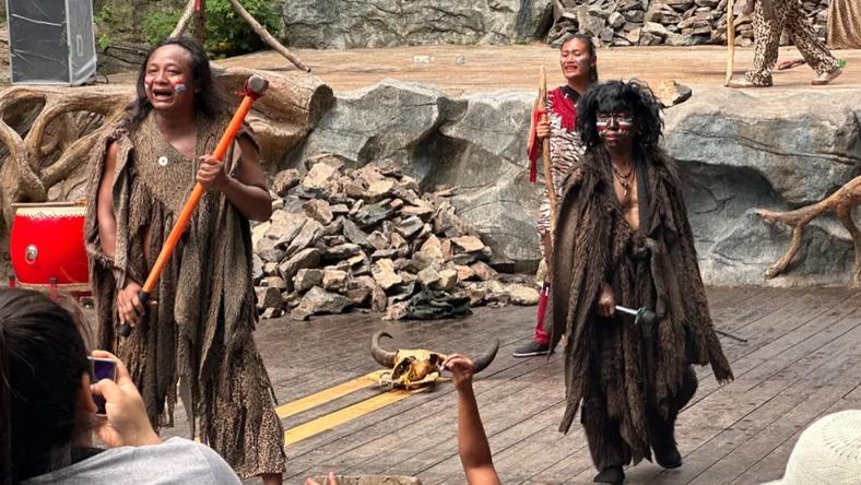 月薪5000元,我在景区当野人